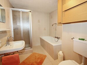 Combined shower/bathtub, towels - Contemporary Mountain View Apartment in Tobadill (Tobadill)