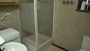 House | Bathroom - Cosy Holiday Home in Stunning Woodland Setting (Erezee)