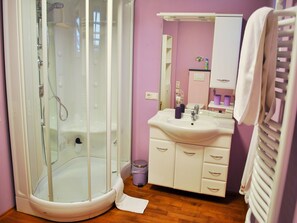Combined shower/tub, towels - Mod Apartment in Sankt Kanzian am Klopeiner See With Terrace (Sankt Kanzian am Klopeiner See)