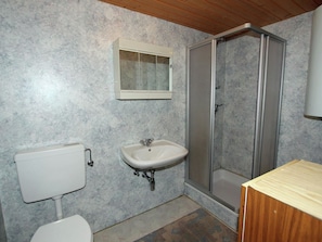 Shower - Rustic Almhouse Only 1 km Above Matrei With Magnificent View (Matrei in Osttirol)