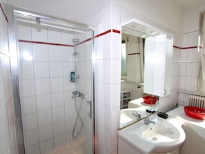 Bathtub, towels