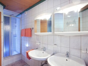 Shower - Lovely Apartment on Working Farm in Hippach With Garden (Hippach)