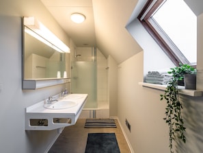 Villa | Bathroom | Shower - Villa in Heusden With Balcony, Terrace & Garden (Heusden-Zolder)