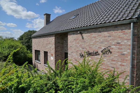 A brick building with a tiled roof and a sign that reads "La Casa de la Cultura." - Holiday Home in Ardennes Near Valley of Taste (Somme-Leuze)
