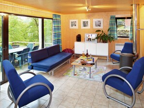 Living room - Nicely Furnished Bungalow With a Fireplace Near the Maas (Hastiere)