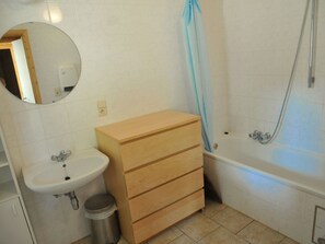 Combined shower/tub - Nicely Furnished Bungalow With a Fireplace Near the Maas (Hastiere)