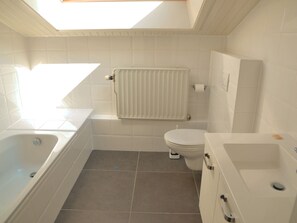 House | Bathroom | Bathtub - Modern Luxury Chalet With a Fireplace and Private spa (Hastiere)