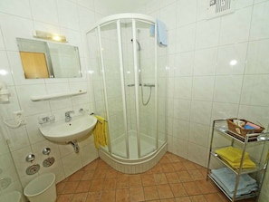 Shower, towels - Quiet Apartment in Brand Near Ski Area Brandnertal (Brand)