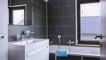 Biệt thự | Phòng tắm | Buồng tắm vòi sen, máy sấy tóc, khăn tắm