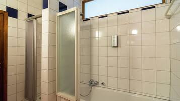 House | Bathroom | Combined shower/bathtub