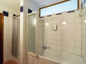 House | Bathroom | Combined shower/tub - Beautiful Building, With Separate Apartments, Perfect for Family Celebrations (Momignies)