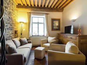 House | Living room | Fireplace, DVD player - Beautiful Building, With Separate Apartments, Perfect for Family Celebrations (Momignies)