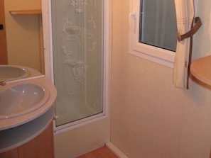 Mobile Home | Bathroom | Shower