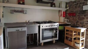 Coffee/tea maker, fridge, microwave, oven - Large, Fully Renovated Holiday Home in the Hills, for Large Groups (Theux)