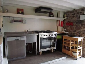 Wasserkocher mit Kaffee-/Teezubehör, Kühlschrank, Mikrowelle, Ofen