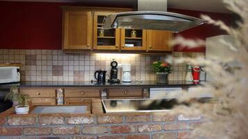 Cottage, Ensuite, Garden View | Dapur berkongsi | Kerusi tinggi