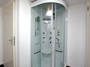 Shower, towels - Spacious Apartment Near Ski Lift in Wildschonau-auffach (Wildschoenau)