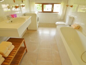 House | Bathroom - Reclusive Hamlet Home in Waimes near Forest (Waimes)