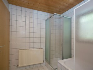 Shower, towels - Spacious Apartment Near Ski Area in Solden (Soelden)