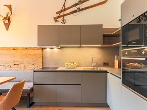 Apartment | Dapur peribadi | Ketuhar gelombang mikro, dapur, mesin basuh pinggan mangkuk 