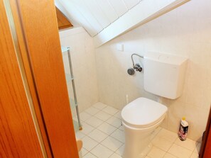 Combined shower/bathtub, towels - Modern Holiday Home in Carinthia With Garden (Sankt Kanzian am Klopeiner See)