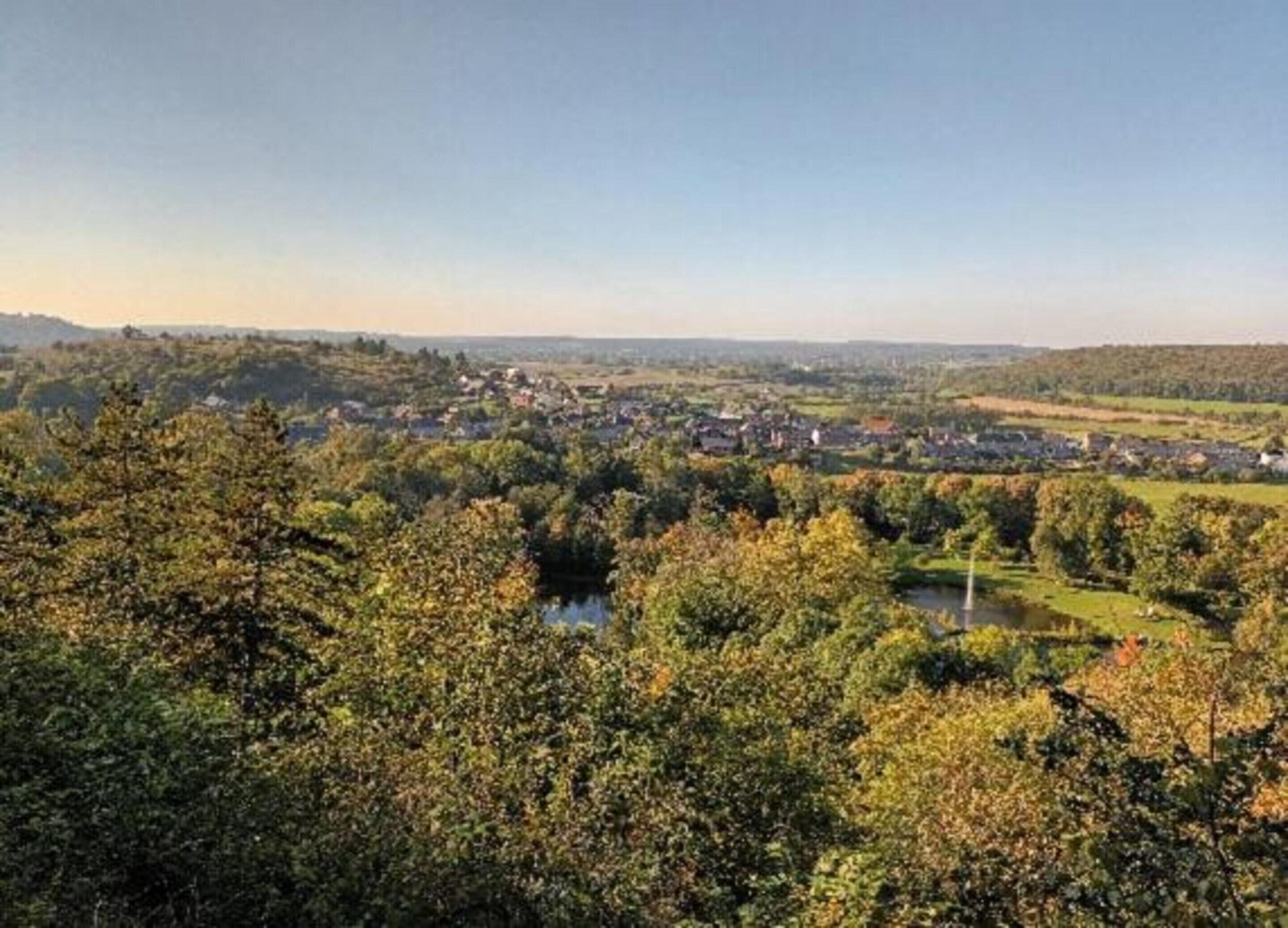 Vista panorámica de un pueblo con abundante vegetación y un río.