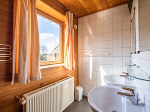 Chalet | Bathroom | Bathtub - Spacious Chalet in Waimes With Garden (Waimes)