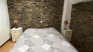 House | 7 bedrooms, individually furnished, bed sheets