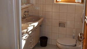 Combined shower/bathtub, towels - Vintage Holiday Home in Carinthia Near Ski Area (Berg im Drautal)