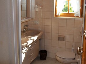 Combined shower/bathtub, towels - Vintage Holiday Home in Carinthia Near Ski Area (Berg im Drautal)