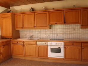Lemari es, microwave, oven, dan mesin pencuci piring