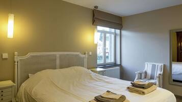 House | 5 bedrooms, individually furnished, bed sheets