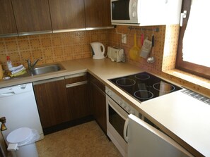 Lemari es, microwave, oven, dan mesin pencuci piring