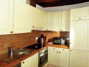 Wasserkocher mit Kaffee-/Teezubehör, Kühlschrank, Mikrowelle, Ofen