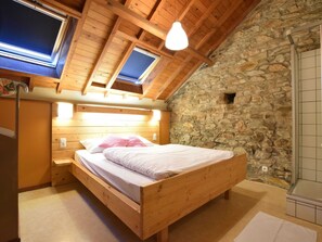 Casa | 13 quartos, individualmente mobiliados, ferros/tábuas de passar roupa