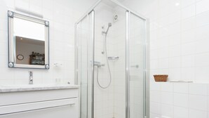 Bathroom - Comfortable Holiday Home Near Forest in Bilzen (Bilzen)