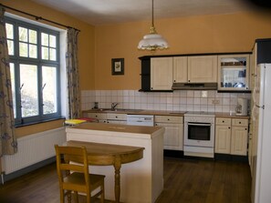 Fridge, microwave, oven, dishwasher - Cozy Villa Near Forest in Huy (Huy)