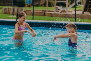 平房 | 游泳池 | 室外游泳池