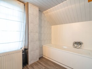 Bathtub - Spacious Mansion in Waimes With Sauna (Waimes)