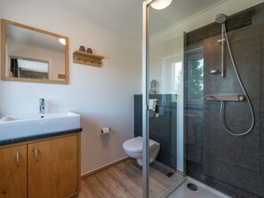 Ferienhaus | Badezimmer | Dusche, Handtücher