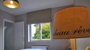 Quarto com cama, janela e abajur.