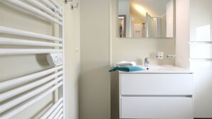 Biệt thự | Phòng tắm | Buồng tắm vòi sen, máy sấy tóc, khăn tắm 