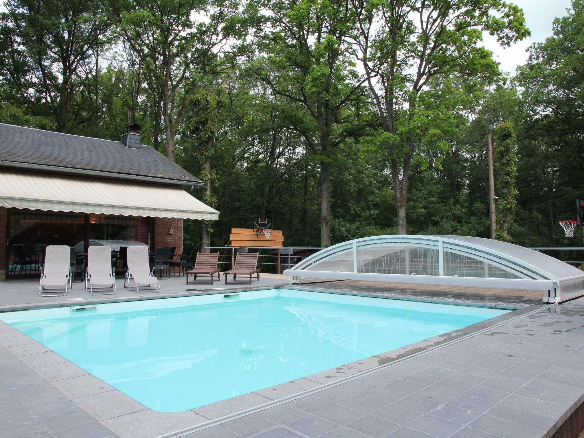 Piscine couverte, piscine extérieure
