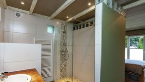 Villa | Badkamer | Een bad/douchecombinatie