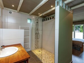Villa | Bathroom | Combined shower/tub - Modern Villa with Indoor Pool & Hot Tub in Malmedy (Malmedy)
