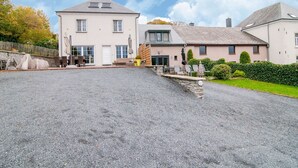 Ein zweigeschossiges Haus mit einem Schotterweg und einer Rasenfläche.