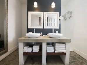 Shower, towels - Luxurious and hip Apartment in the Historic Town of Willemstad and the sea (Willemstad)