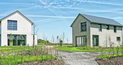Child-friendly Villa With Stove, Located in a Lake Area