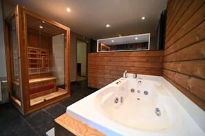 Bathtub - Cozy Holiday Home in Barvaux-sur-ourthe With Sauna (Durbuy)