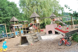 Children’s area - Holiday Home in Vielsalm With Lake View (Vielsalm)